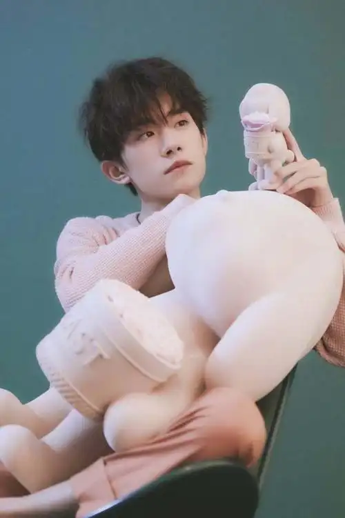 易烊千玺秒变粉色系男友,还上演温柔摸头杀,粉丝嫉妒它花式编料