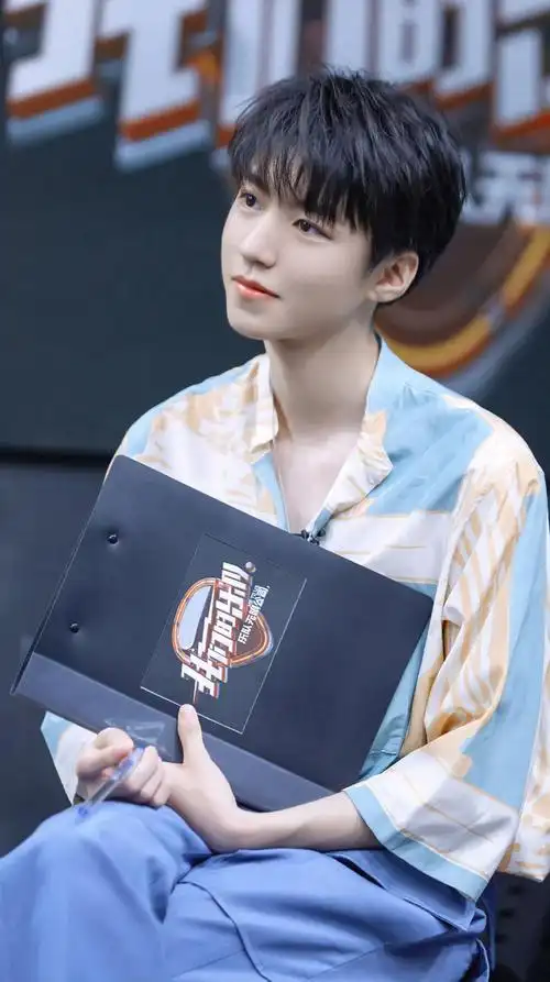 被王俊凯的微笑帅到了,感觉他的笑容像明媚的阳光倾洒下来,有独授于