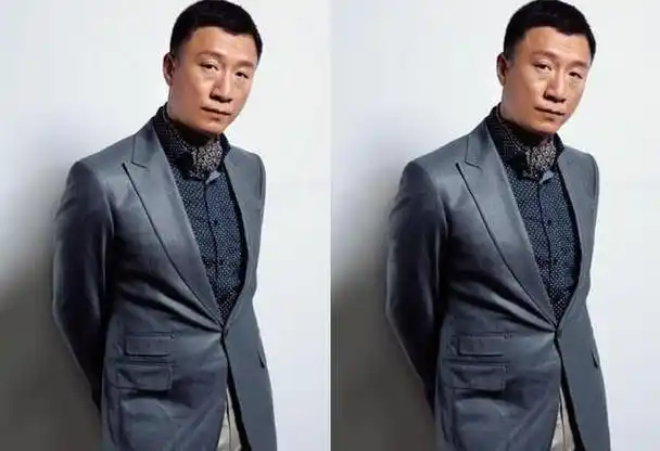 《扫黑风暴》孙红雷"大哥大"气质出众,西装搭配太有气场,真帅|衬衫