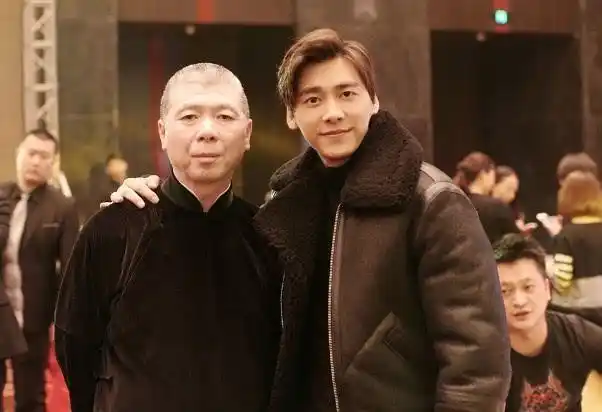 李易峰赠冯小刚营业执照 :国民父子cp升级