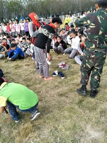 敬业的李游龙!脱鞋成赤脚了