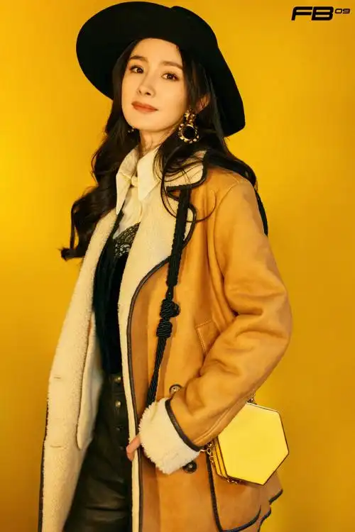 杨幂身着姜黄色皮质外套,内里的羊羔毛点亮暖意融融的冬季.