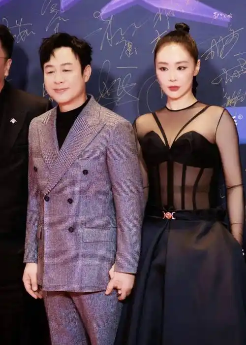 澳门这一夜,被笑不露齿的刘诗诗惊艳,从不穿暴露礼服