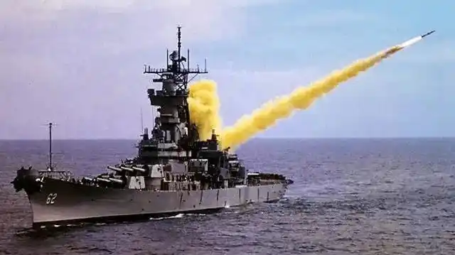 美军战列舰主炮开火震撼现场 炮弹个头巨大而威力无比