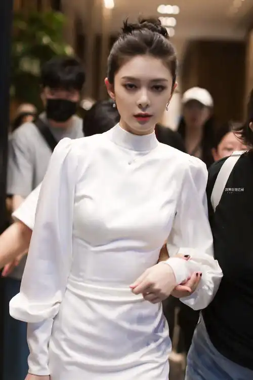 傅菁长春电影节红毯造型##傅菁白色露背长裙