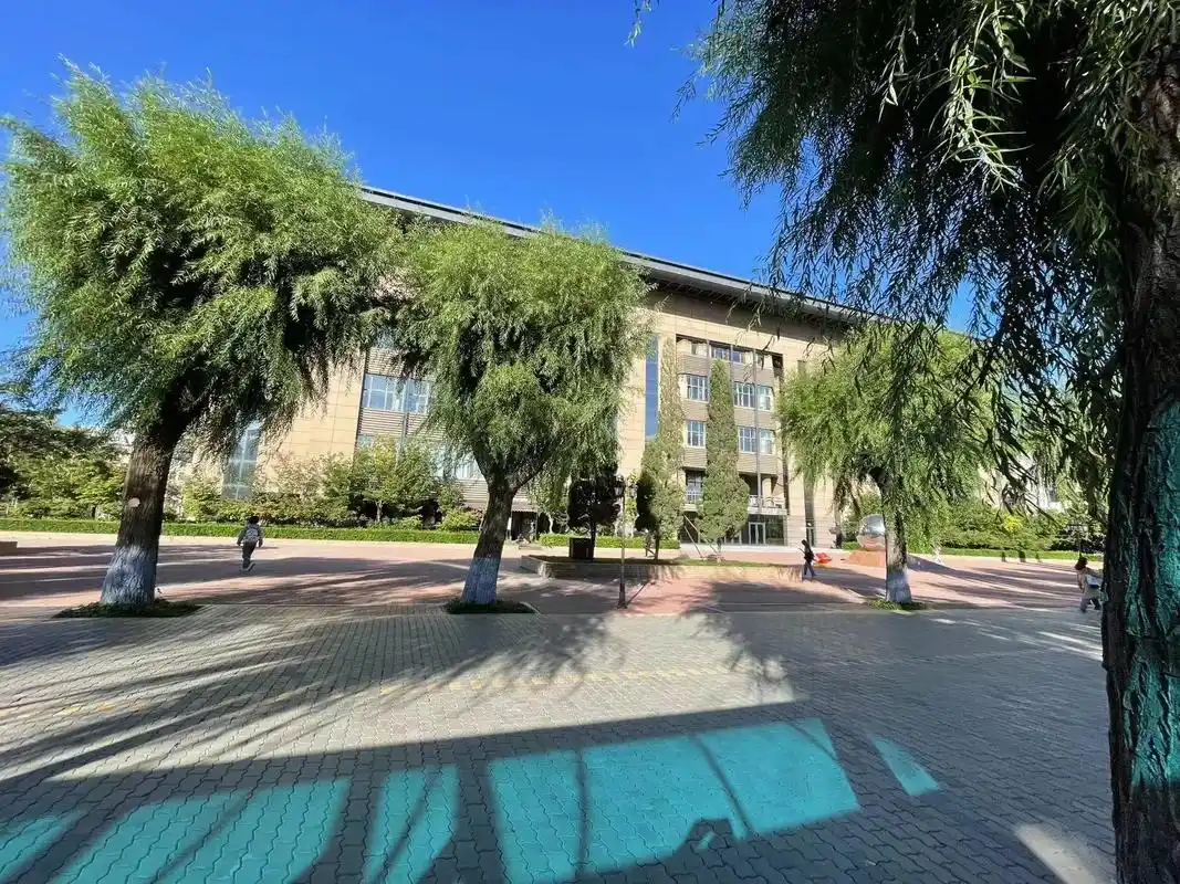 小程同学发来大学校园的照片,给我分享着点点滴滴.