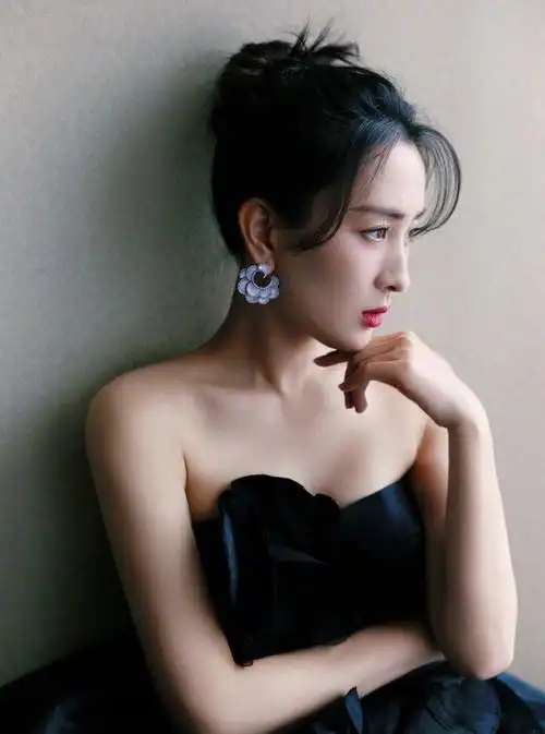 马苏抹胸长裙高清写真,美肩外露,美艳大气!__财经头条