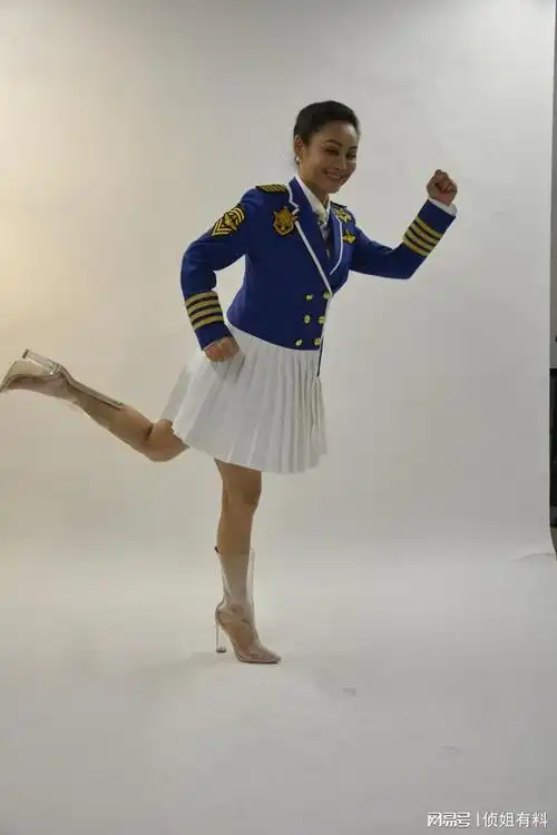 宁静白色短裙穿搭蓝色上衣外加透明长筒高跟鞋棚拍定妆原素材底片