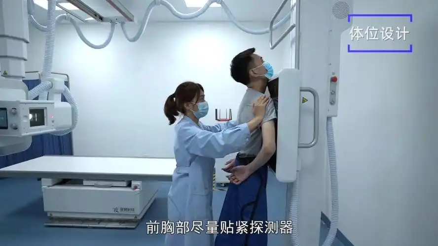 嘱受检者肩部自然下垂,双肘部屈曲,手背置于髋部,肘部前推使两肩蔡