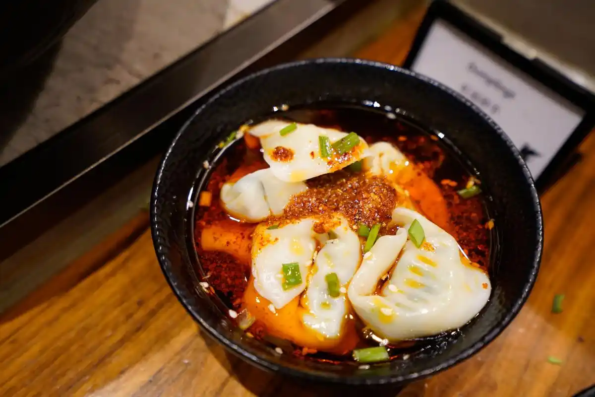 热菜区还有川菜,今天看到了辣鸡脚和小酥肉还有红油抄手,还有一个看