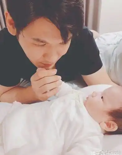 67有意思的是2014年张钧甯和黄凯伟交往时,又亲自澄清男朋友根本没