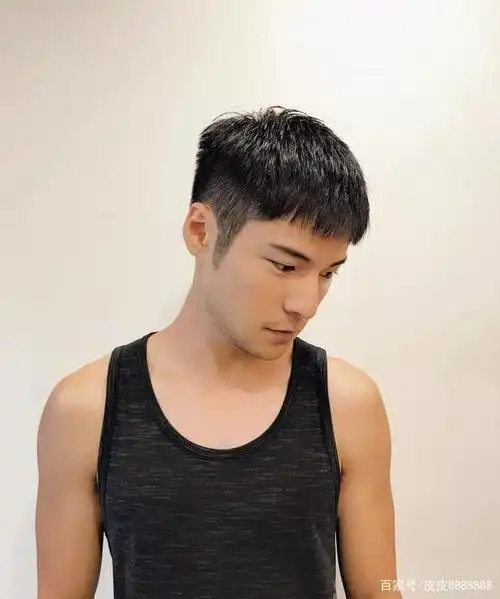 什么发型适合夏天男孩?试试这三种风格来美化你的脸型,提升颜值