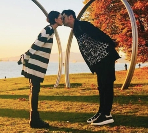 周杰伦情人节与娇妻浪漫接吻,昆凌晒旧照被周董紧紧拥抱甜度爆表