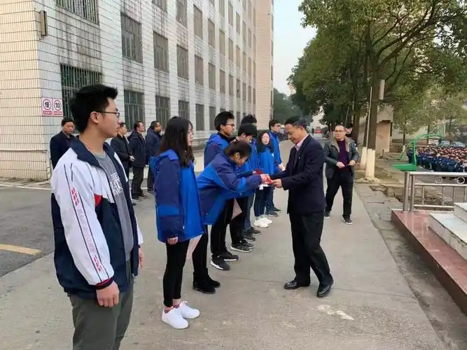 邵东三中举行"学习雷锋精神,共创美好社会"升旗仪式