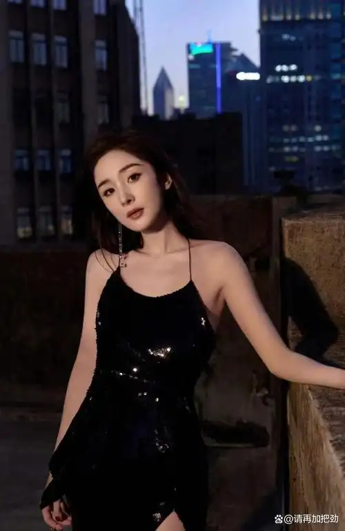 杨幂gq红毯赢麻了!穿高定露背又露腿靠火辣身材抢风头,美貌封神