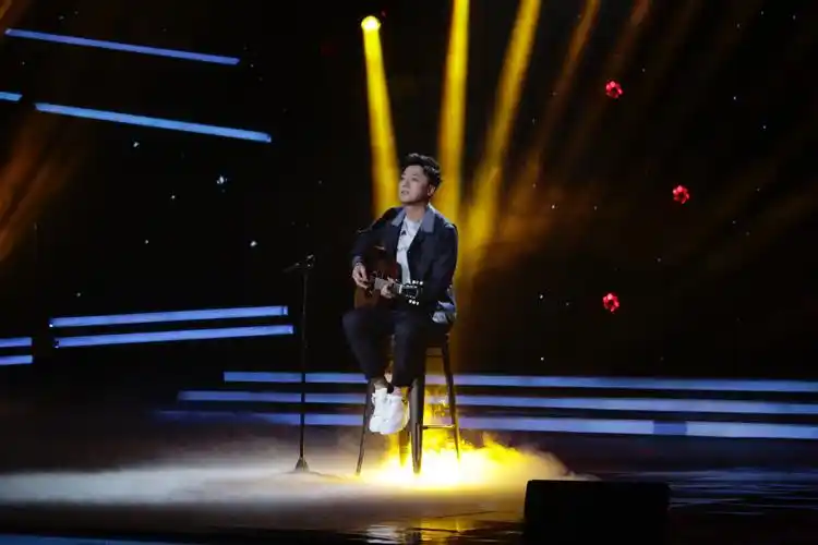 歌手张磊首唱新歌请问温暖嗓音治愈众人