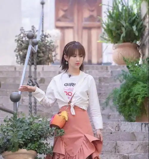 杨紫新造型上热搜衬衫t恤搭荷叶边半裙穿出了满满的少女感