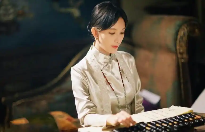 "小阿俏"张俪霸道上线,大长腿穿旗袍就是美!