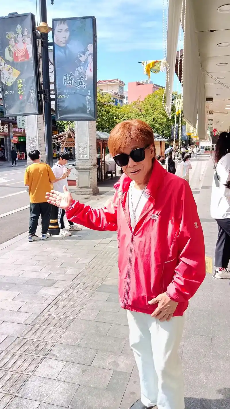 陈真梁小龙与陈真海报同框.