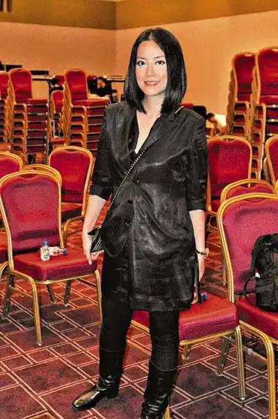 在霍汶希的监督"教育"下,一年后的谢霆锋发行两张专辑,一炮而红.