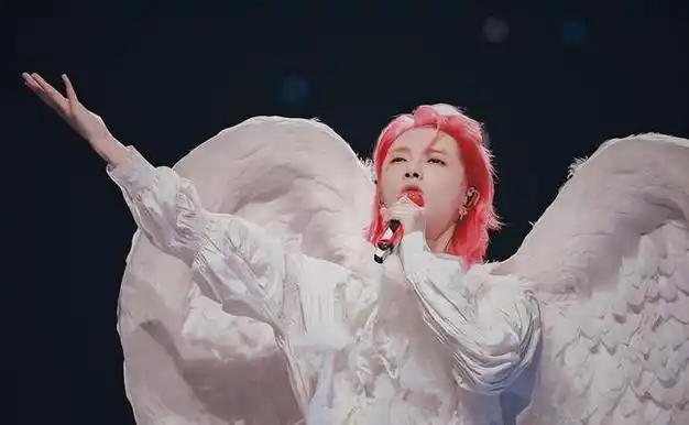 华晨宇女友瘦到病态穿吊带胸口伤痕明显网友绝配尊重祝福