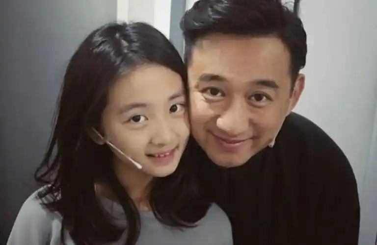 原以为黄磊女儿颜值够高的,直到看到佟大为女儿,才知道啥叫初恋_孩子
