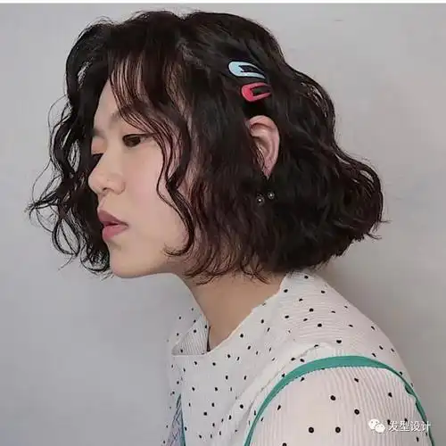 发锁骨菠萝烫也太显白了,好看不挑人,真正适合脸大圆脸妹子的烫发发型