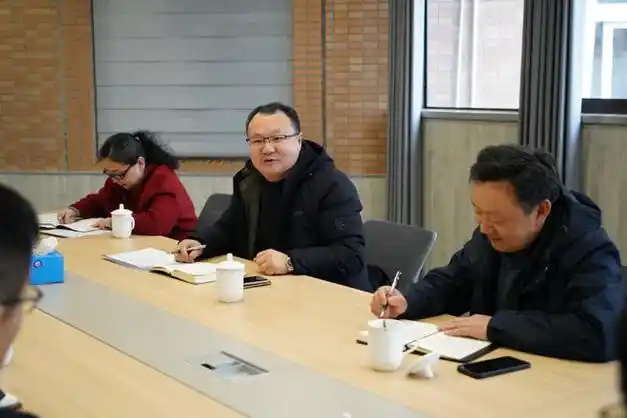 杨贤招详细了解学校校园环境,德育建设,教学常规及学校安全等开学工作