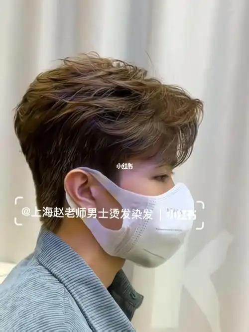 有点复古儒雅味道的男生三七分蓬松纹理烫短发发型,卷翘的刘海半遮掩