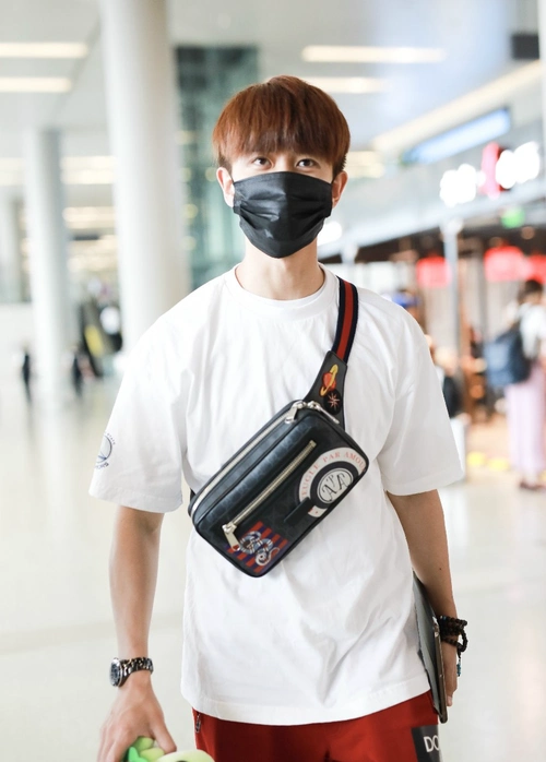 任嘉伦现身机场,手里还拿着公仔,背包也很童心,好萌的大男孩