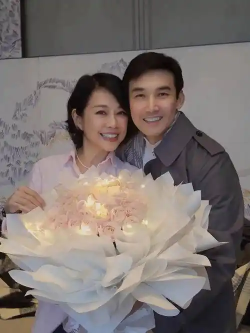 张译为老婆陈松伶庆生看起来十分恩爱