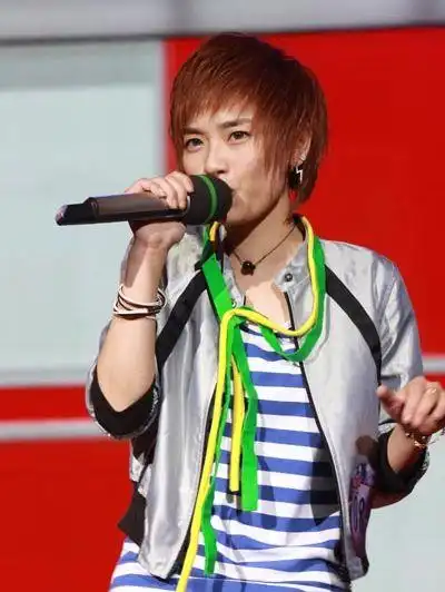 快女不是有个浅黄色头发的吗,那个叫什么名字,好酷的呢