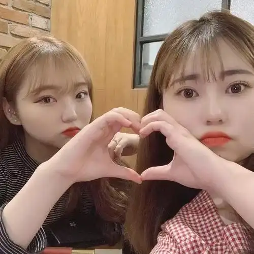 只是大同小异和闺蜜合照可能会变换不同的姿势略显呆滞的"45°歪头杀"