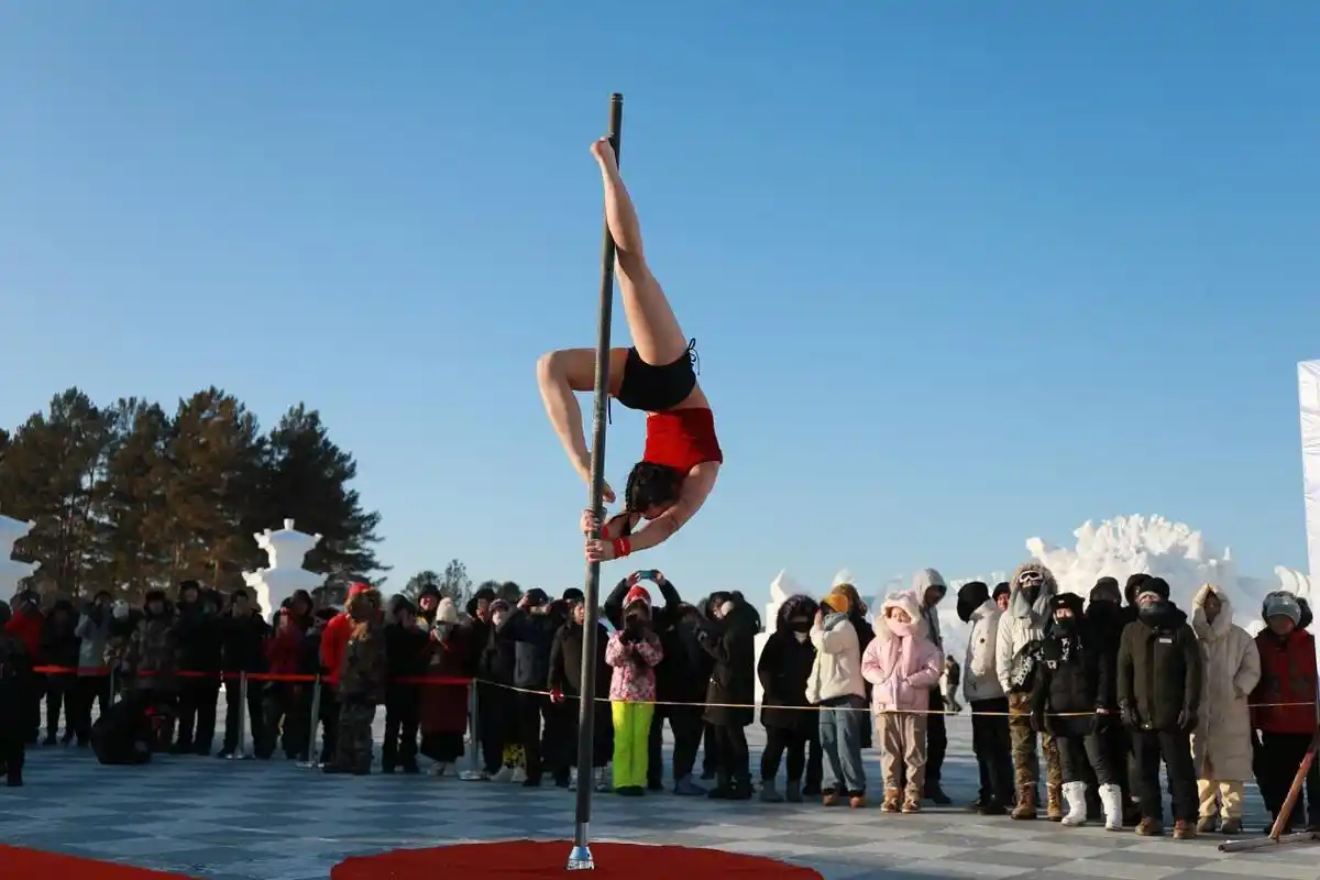 第五届漠河极寒钢管舞挑战赛激情开赛