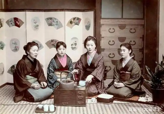 老照片:100多年前的日本女人,身着和服,相貌端庄