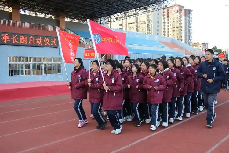 激情跑操扬斗志凝心聚力展风姿宿迁中学举行校长杯跑操比赛暨冬季长跑