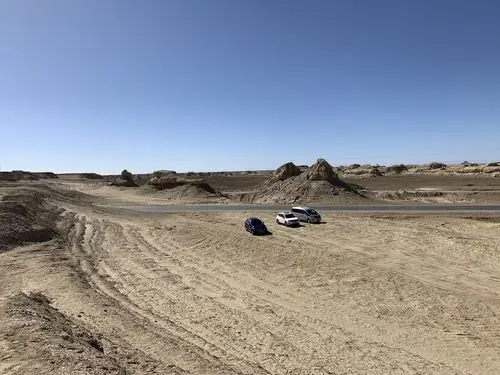 雅丹地貌很宽很大,都是无人区,没有手机信号,我们提前做好准备,下载了