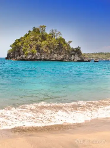 查看从沙滩在海洋在岩石上.印度尼西亚巴厘岛