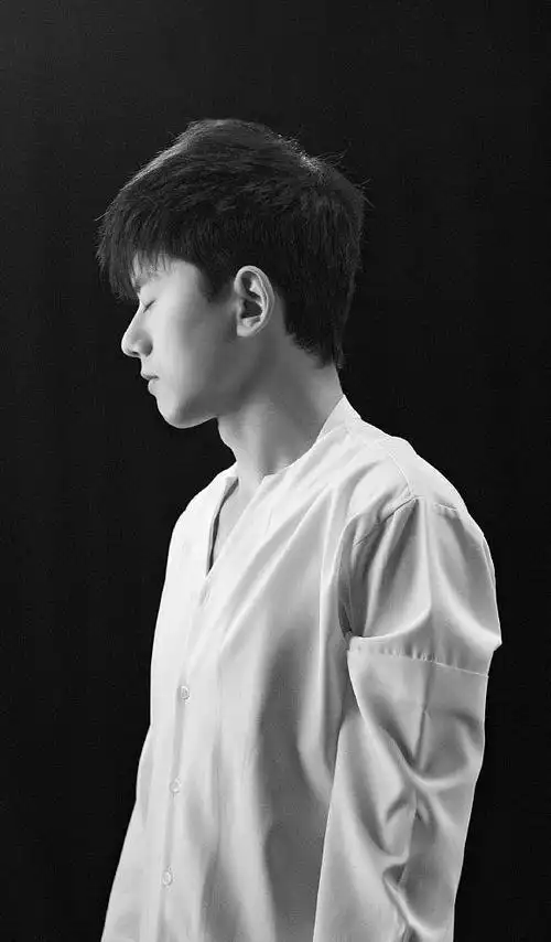 张杰一身白衣拍摄逆光黑白大片微闭双眼感受生活充满意境美