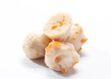 白色背景上摆放的手打蟹肉丸