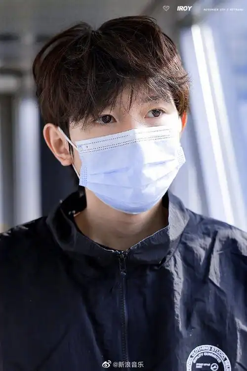 王源机场鸡窝头发型