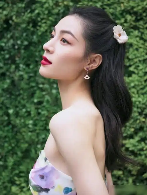 钟楚曦芭莎盛典造型来了穿抹胸印花裙秀直角肩果然没让人失望