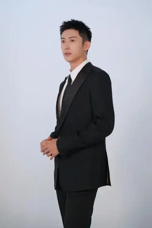 黄景瑜好高啊#黄景瑜的男友感真的好强啊宽肩大长腿,身材又超好～苏