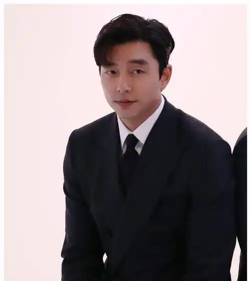 v出道至今凭著像雕刻般的外貌圈粉无数,单眼皮看上去有股高冷,厌世感