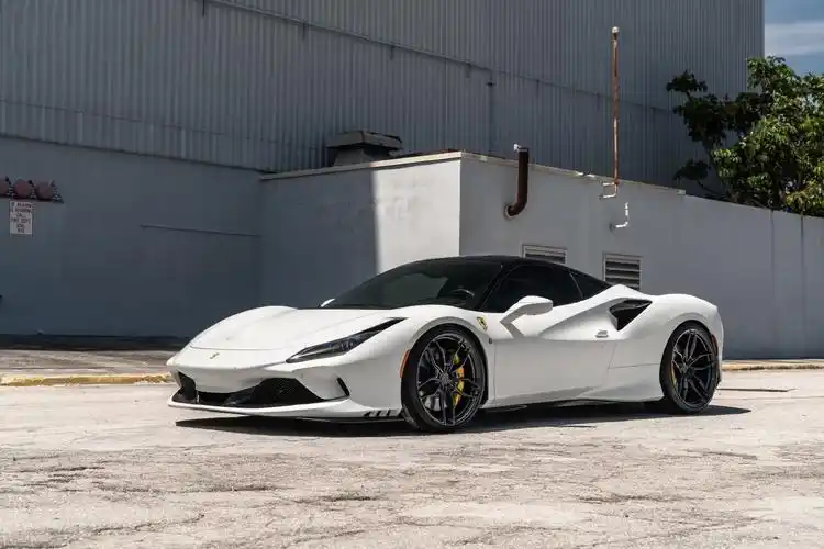 白色的法拉利f8更为优雅