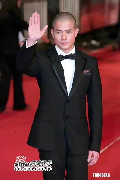 图文:金马奖红毯--郭富城光头亮相