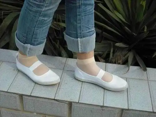 穿白一带体操鞋配袜子成下图的搭配,哪个穿出门会更得体?