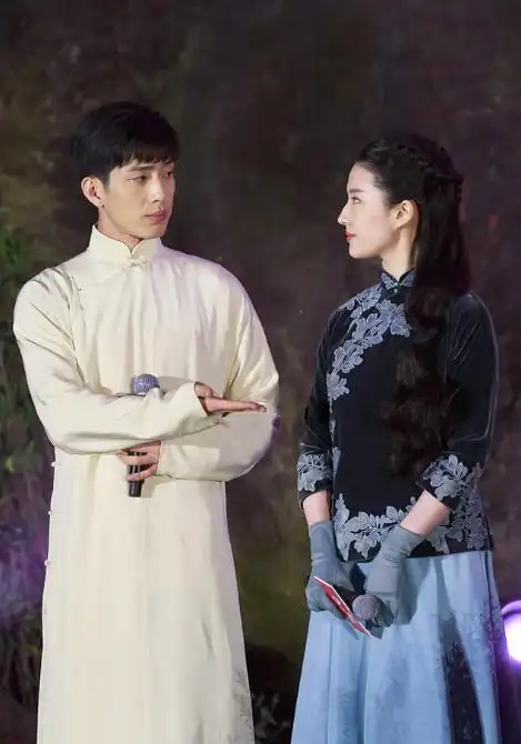 刘亦菲民国装韵味足 与井柏然甜笑对视