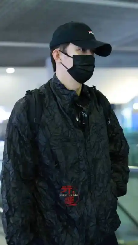 黄景瑜维和防暴队#    "回上海啦02～"    @johnny黄景瑜