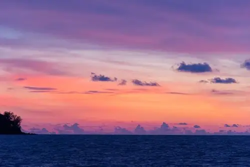 沙滩拍晚霞,落日余晖醉了整片大海